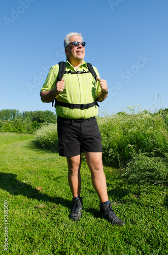 Photo: wanderer genießt die landschaft wanderer genießt die landschaft