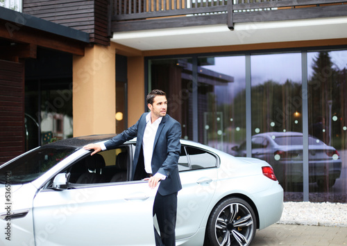 Photo: attraktiver Mann mit Auto attraktiver Mann mit Auto