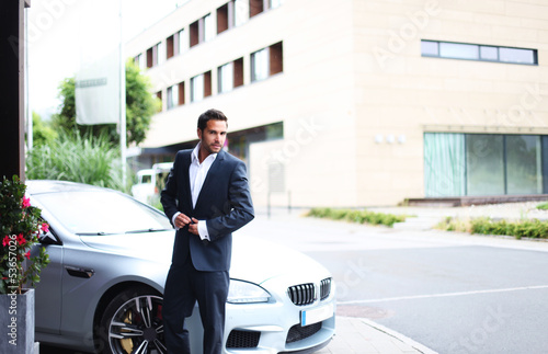 Photo: attraktiver Mann mit Auto attraktiver Mann mit Auto
