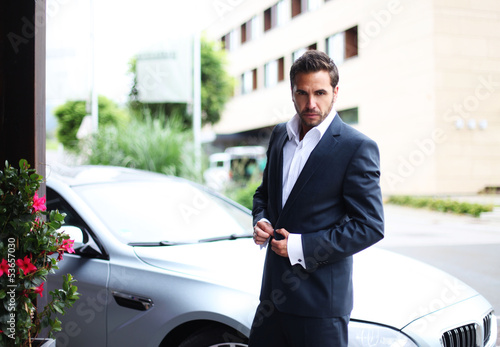 Photo: attraktiver Mann mit Auto attraktiver Mann mit Auto