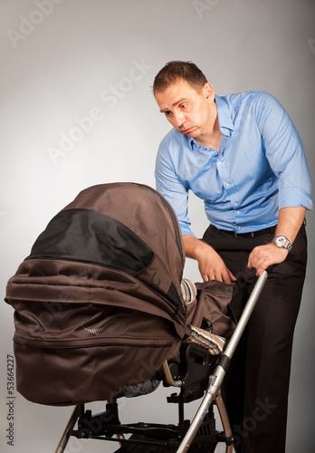 Photo: mann mit kinderwagen 2 mann mit kinderwagen 2