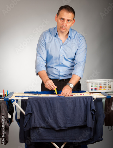 Photo: mann beim wäscheaufhängen 2 mann beim wäscheaufhängen 2