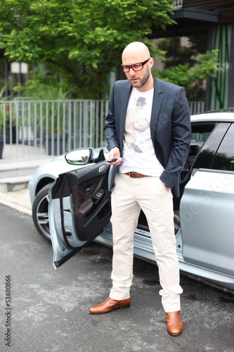 Photo: Mann vorm Auto Mann vorm Auto