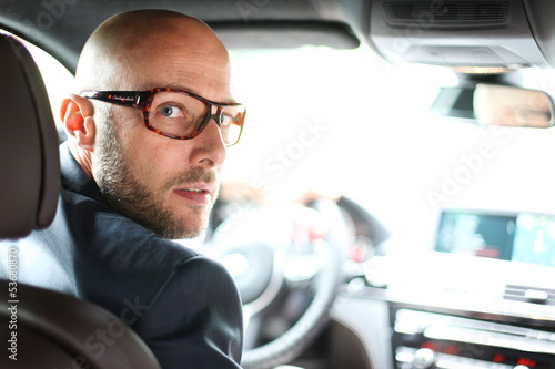 Photo: Mann im Auto Mann im Auto