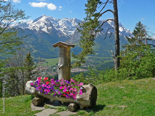 Photo: Brunnen mit Blumenschmuck in den Bergen Brunnen mit Blumenschmuck in den Bergen