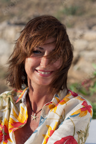 Photo: Donna sorridente con capelli al vento Donna sorridente con capelli al vento