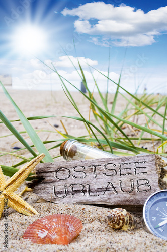 Photo: Treibholz mit Strandgut und Flaschenpost und Kompass Treibholz mit Strandgut und Flaschenpost und Kompass