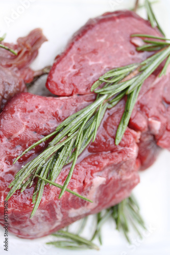 Photo: Rohes Grillfleisch / Filetsteak mit Rosmarin Rohes Grillfleisch / Filetsteak mit Rosmarin