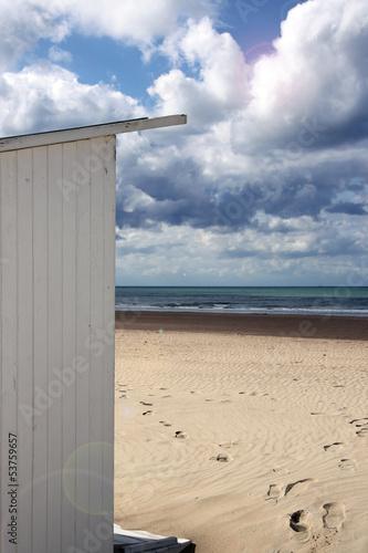 Photo: strandhäuschen und fußspuren am strand strandhäuschen und fußspuren am strand