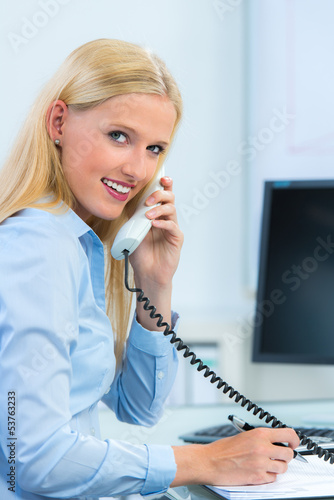 Photo: blonde attraktive frau am telefon blonde attraktive frau am telefon