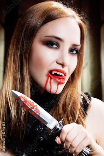 Photo: Vampir mit blutgetränktem Messer Vampir mit blutgetränktem Messer