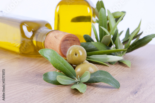 Photo: aceite de oliva extra y aceitunas aceite de oliva extra y aceitunas