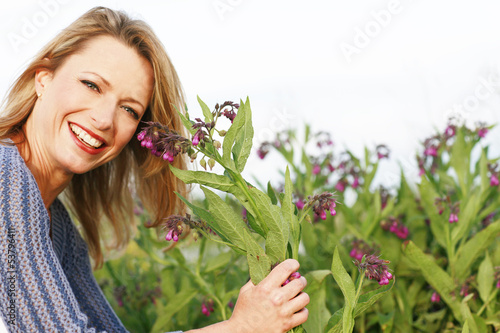 Photo: Hübsche Frau mit Beinwell Pflanze - Woman with Comfrey plant Hübsche Frau mit Beinwell Pflanze - Woman with Comfrey plant