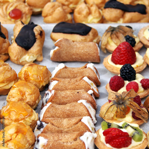 Photo: cannoli, profiteroles und mini-tartes cannoli, profiteroles und mini-tartes
