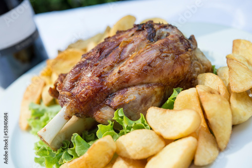 Photo: Stinco di maiale con patatine al forno e insalata Stinco di maiale con patatine al forno e insalata