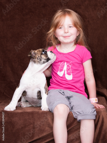 Photo: kleines Mädchen mit Hundewelpen kleines Mädchen mit Hundewelpen