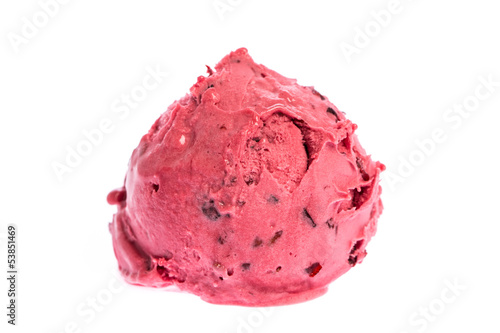 Photo: Kugel rotes Eis mit Fruchtstücken von vorne Kugel rotes Eis mit Fruchtstücken von vorne