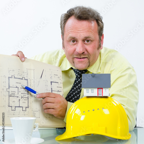 Photo: bauherr zeigt bauplan bauherr zeigt bauplan