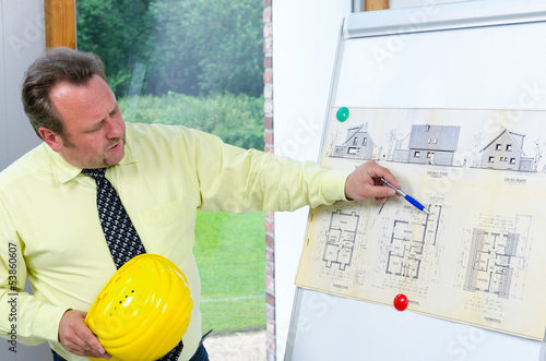 Photo: architekt präsentiert einen baukonzept architekt präsentiert einen baukonzept