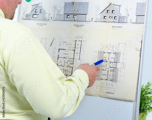 Photo: architekt geht den bauplan durch architekt geht den bauplan durch