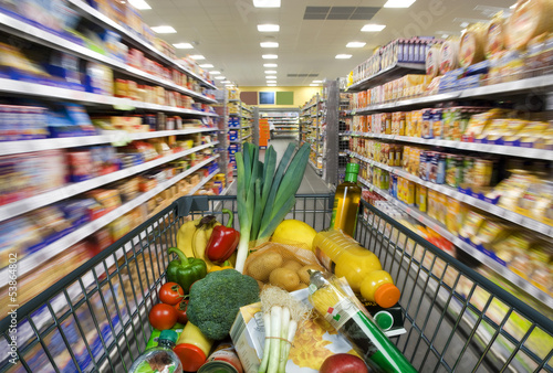 Photo: Einkaufswagen mit Lebensmitteln im Supermarkt Einkaufswagen mit Lebensmitteln im Supermarkt