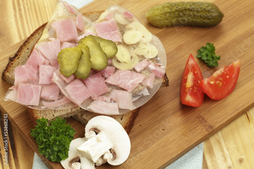 Photo: Brot mit Schinken in Aspik Brot mit Schinken in Aspik