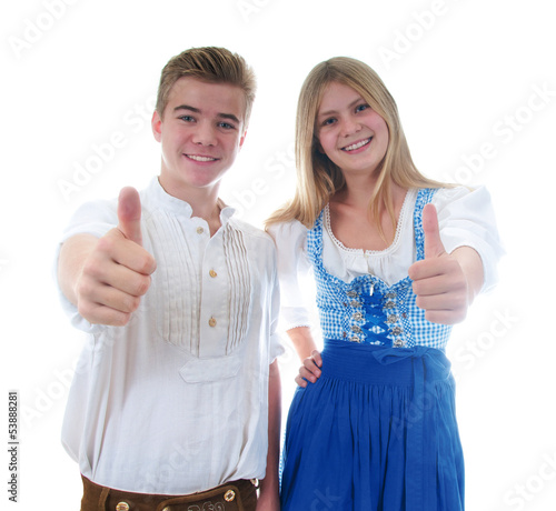 Photo: Junge und und Mädchen in Tracht mit Daumen hoch Junge und und Mädchen in Tracht mit Daumen hoch