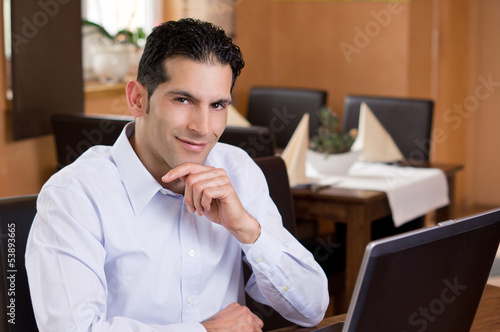 Photo: Entspannt lächelnder Geschäftsmann im Bistro Entspannt lächelnder Geschäftsmann im Bistro