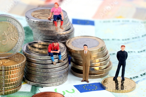 Photo: Männchen sitzen auf Euomünzen, Finanzen, Geld Männchen sitzen auf Euomünzen, Finanzen, Geld