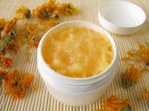Photo: Handcreme mit Ringelblumen Handcreme mit Ringelblumen