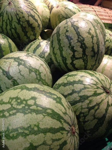 Instant Collection: Sandías preparadas en la frutería para su venta Sandías preparadas en la frutería para su venta
