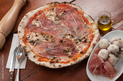 Photo: pizza con prosciutto e funghi pizza con prosciutto e funghi