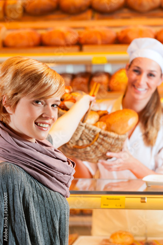 Photo: Verkäuferin mit Kundin in einer Bäckerei Verkäuferin mit Kundin in einer Bäckerei