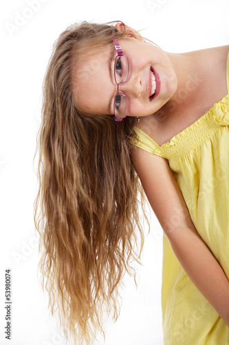 Photo: Mädchen mit langen Haaren lächelt Mädchen mit langen Haaren lächelt