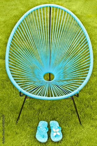 Photo: Fauteuil de jardin et sandales bleues Fauteuil de jardin et sandales bleues