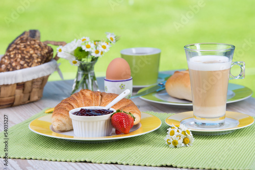 Photo: frühstück mit croissant und latte macchiato frühstück mit croissant und latte macchiato