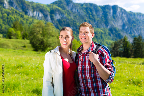 Photo: Paar läuft auf Wiese vor Bergpanorama Paar läuft auf Wiese vor Bergpanorama