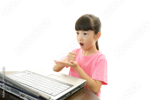 Photo: パソコンを楽しむ女の子 パソコンを楽しむ女の子