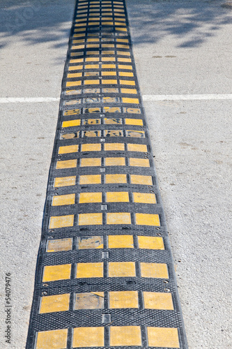 Photo: Temposchwelle auf eine Straße Temposchwelle auf eine Straße
