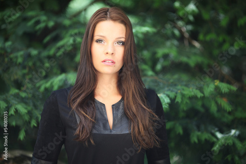 Photo: Portrait hübsches Model vor grünem Hintergrund Portrait hübsches Model vor grünem Hintergrund