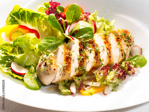 Photo: gebratenes Hühnerbrust Filet aufgeschnitten mit Salat gebratenes Hühnerbrust Filet aufgeschnitten mit Salat