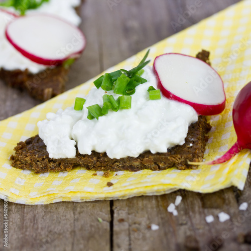Photo: Pumpernickel mit Hüttenkäse Pumpernickel mit Hüttenkäse