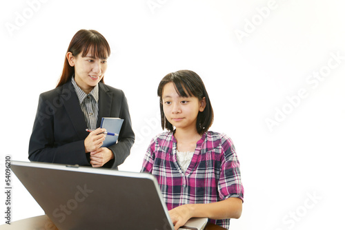 Photo: 勉強を楽しむ笑顔の女の子 勉強を楽しむ笑顔の女の子