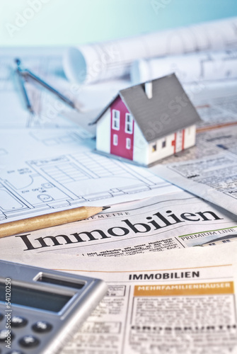 Photo: Baupläne, Immobilienanzeigen und Architekturmodell Baupläne, Immobilienanzeigen und Architekturmodell