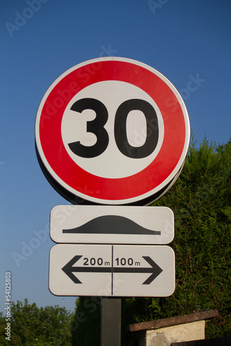 Photo: panneau vitesse limitée panneau vitesse limitée