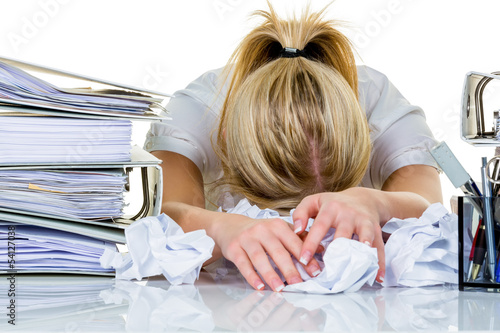 Photo: Frau im Büro mit Burnout Frau im Büro mit Burnout