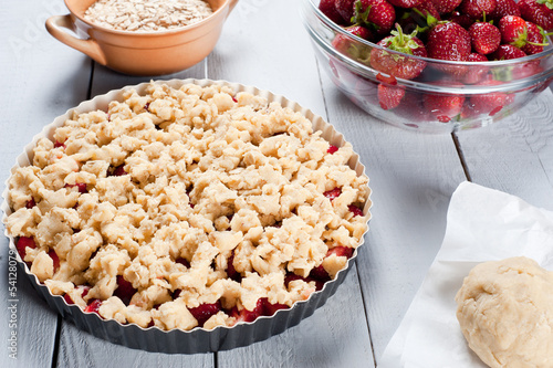Photo: Strawberry crumble with ice cream and muesli Strawberry crumble with ice cream and muesli