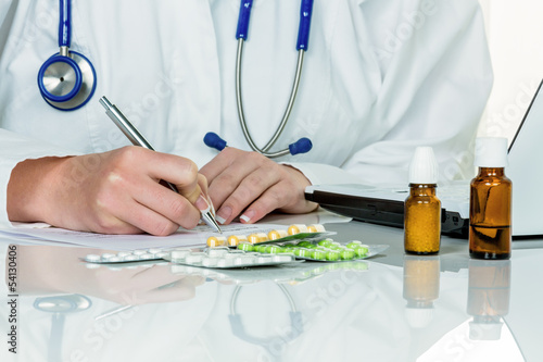 Photo: Arzt schreibt ein Rezept für Tabletten Arzt schreibt ein Rezept für Tabletten