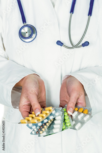 Photo: Arzt schreibt ein Rezept für Tabletten Arzt schreibt ein Rezept für Tabletten