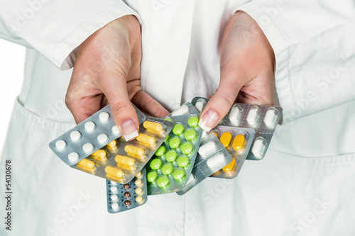 Photo: Arzt schreibt ein Rezept für Tabletten Arzt schreibt ein Rezept für Tabletten